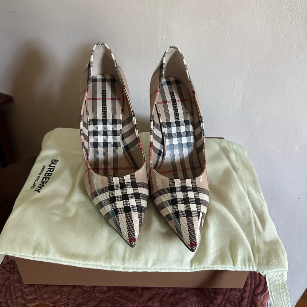 Burberry Aubri Patent Pump in Classic Archive Beige